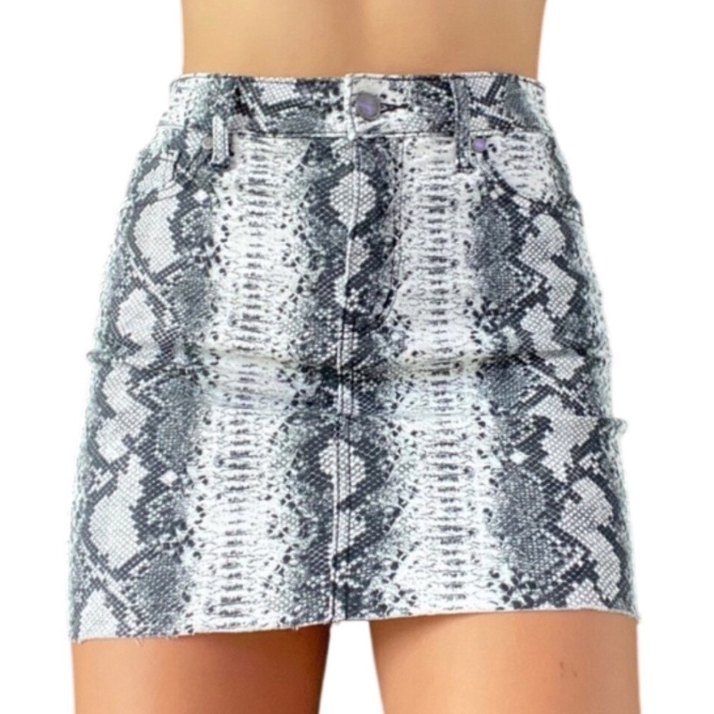 Tinseltown Womens Snakeskin Print Denim Mini Skirt Grey Black Raw Hem Size 11/30